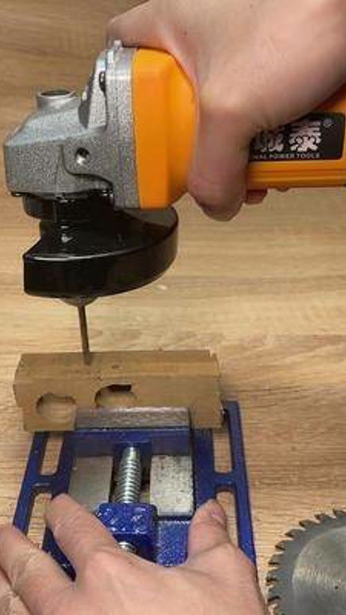 角磨機(jī)變身電鉆 多功能五金工具的妙用